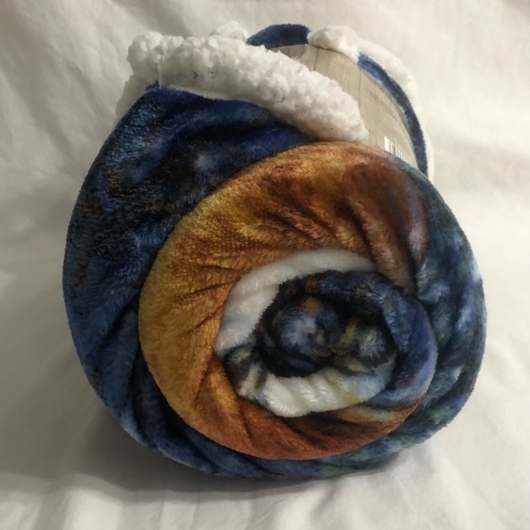 Silky double sherpa throw brown. Size 50in x 60in - Picture 4 of 5